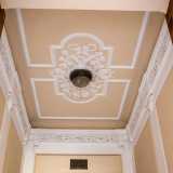 In uno dei raffinati atri, abbelliti al soffitto con fregi vegetali e geometrici...